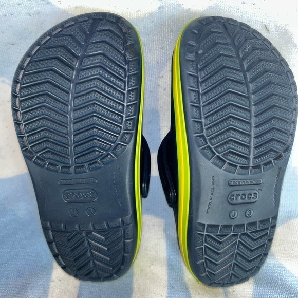 NWOT (Store Display) Junior Size 3 Crocs Classic Sandals - Picture 4 of 5